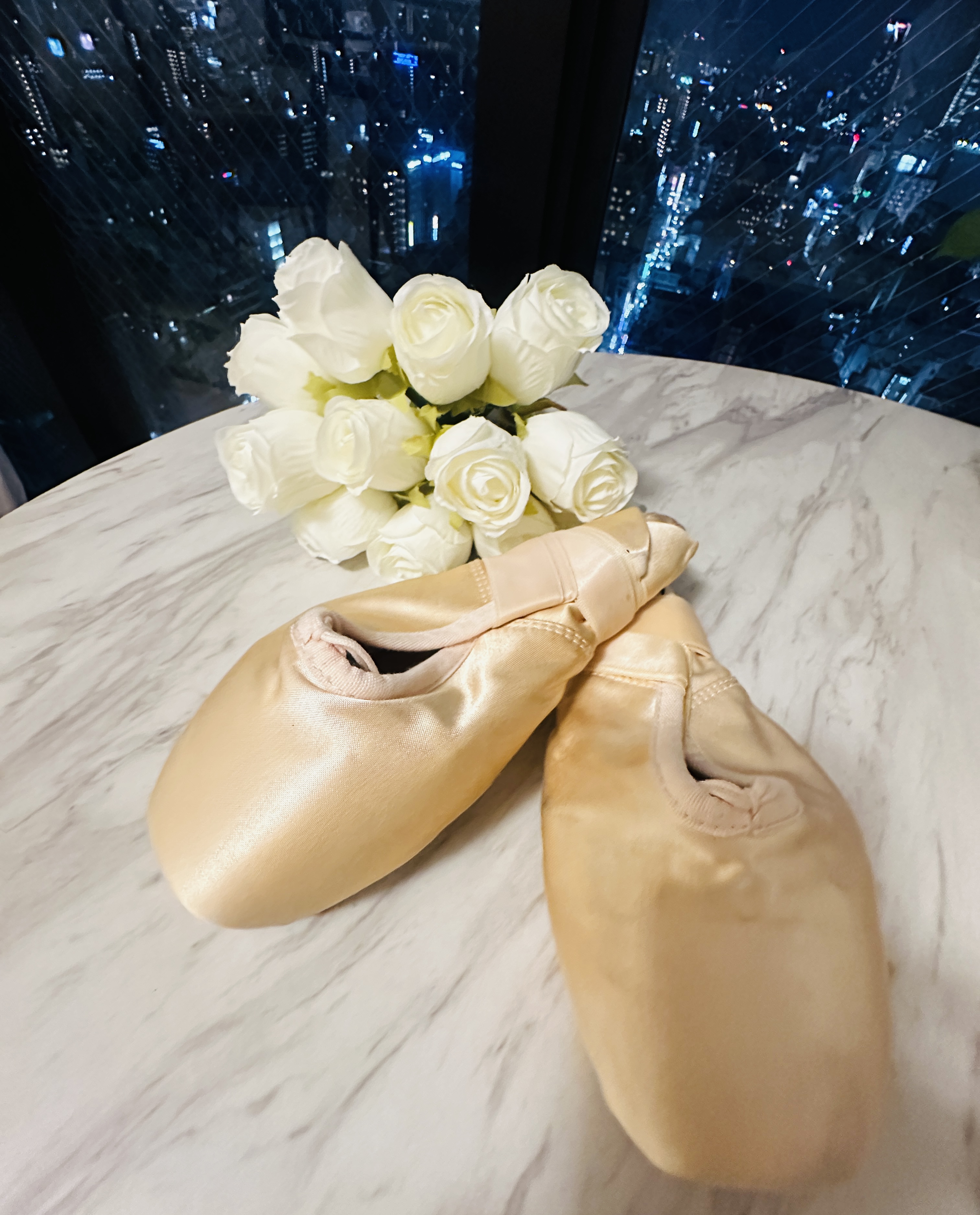 トウシューズと白い薔薇、夜景